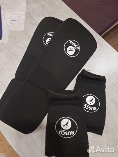 Щитки и перчатки для единоборств