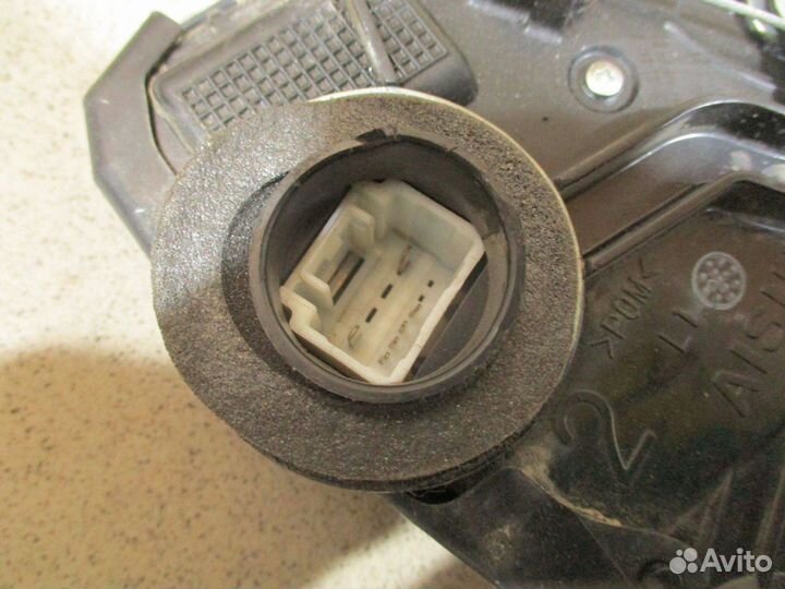 Замок двери передней левой Toyota Corolla (E150)