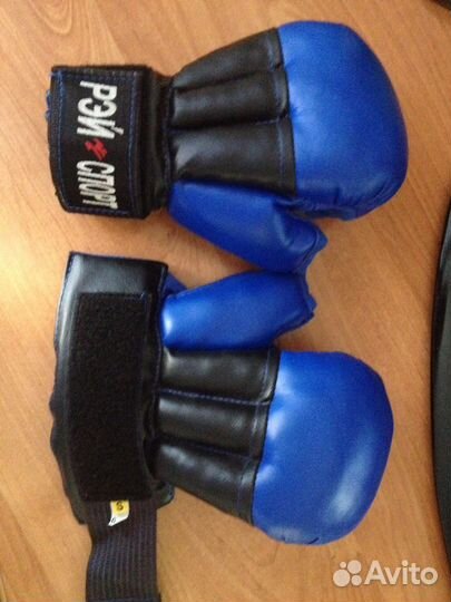 Перчатки и защита на ноги для рукопашного боя