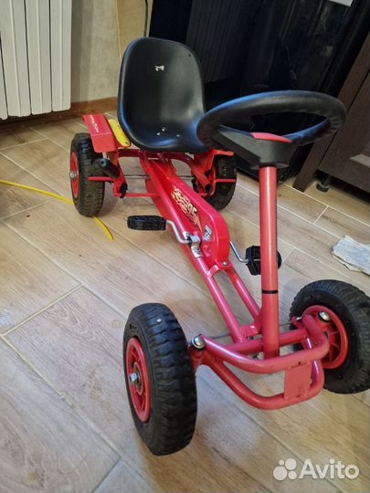 Машина с педалями