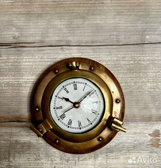 Часы в иллюминаторе