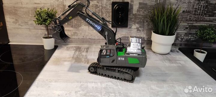 Черно-зеленый экскаватор