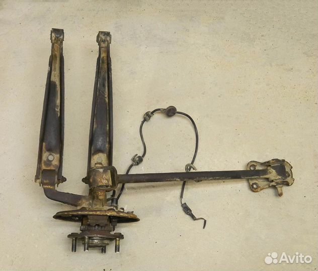 Кулак задний левый Hyundai Accent 1 (1996г)