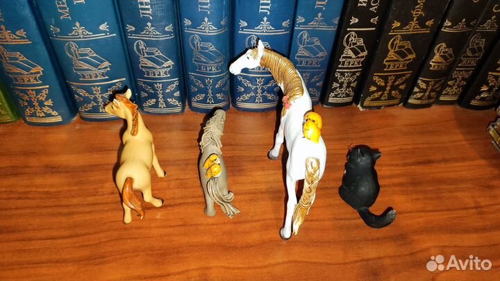 Статуэтки - лошадки и кот
