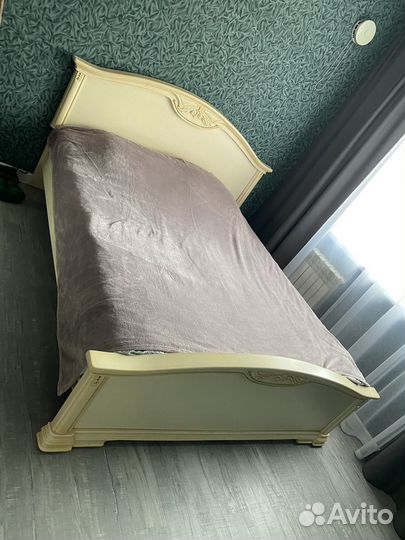 Кровать, шкаф, тумбы, зеркало фабрики Лазурит