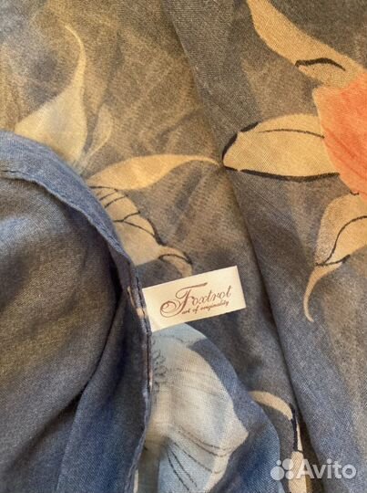 Шарф - палантин с украшением