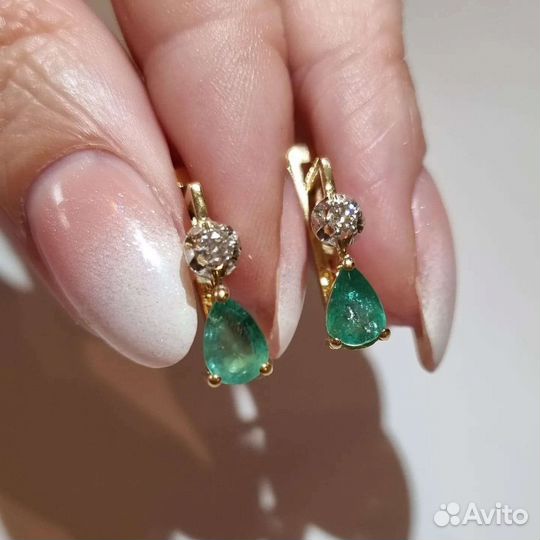 Золотые серьги с бриллиантами и изумрудами