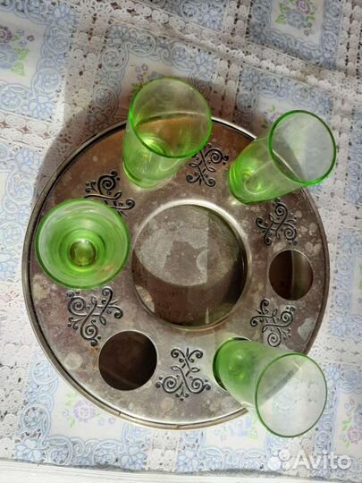 Поднос со стаканчиками. Граненые стаканы