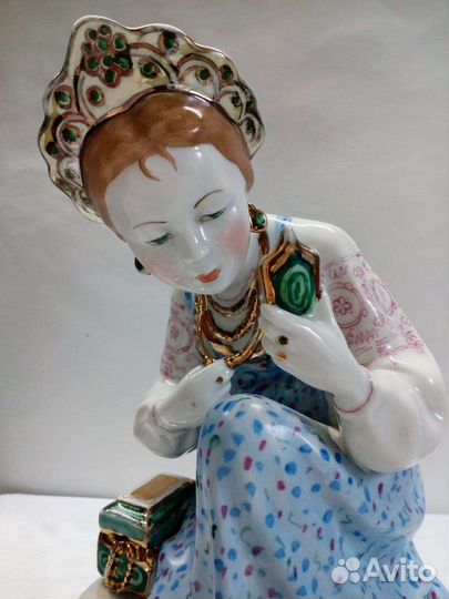 Фарфоровая статуэтка Малахитовая шкатулка.Дулево