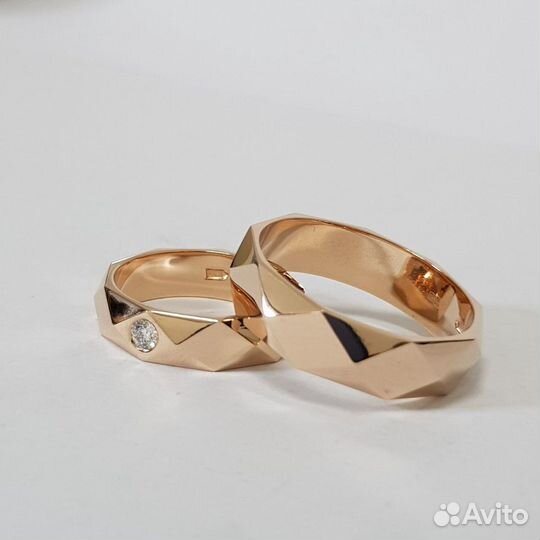 Обручальные кольца с бриллиантом