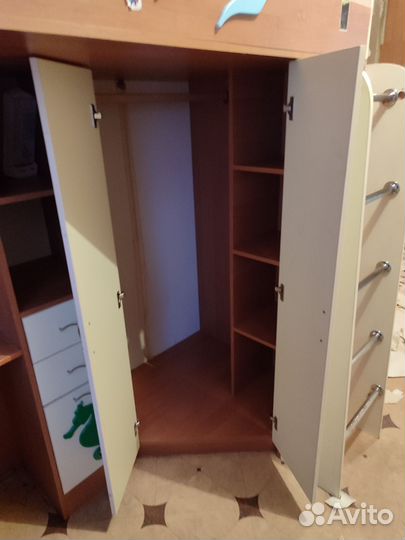 Детская кровать чердак со столом и шкафом