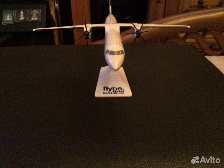Модель самолета dash-8Q 400 Flybe 1/200