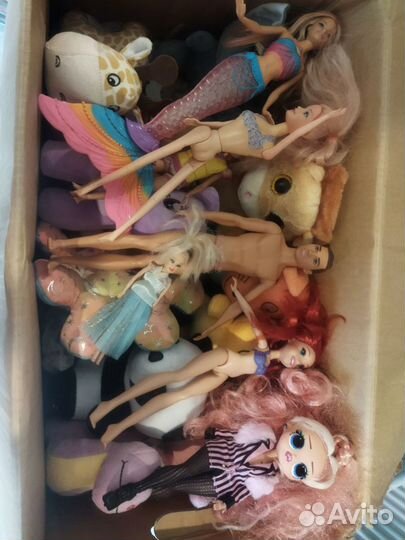 Кукла Барби и плюшевые игрушки