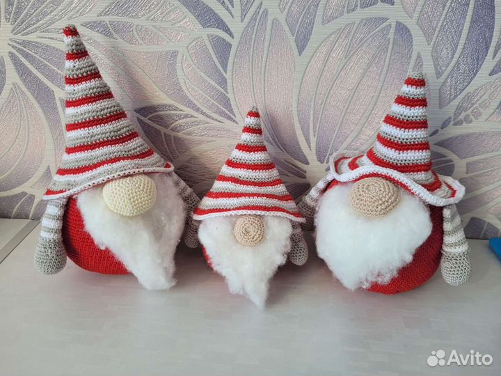 Вязанная игрушка скандинавский гномик