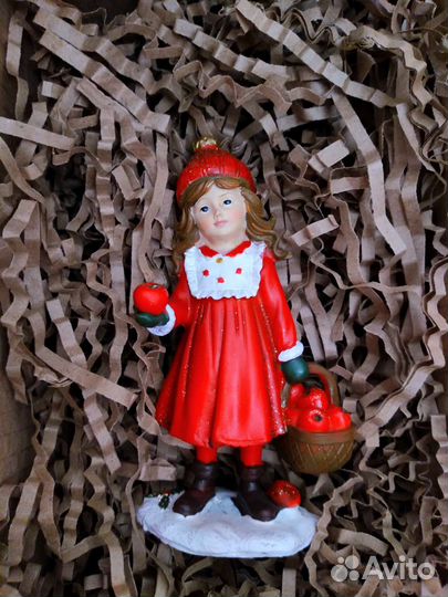 Девочка с корзиной яблок