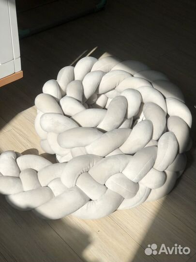 Бортик Косичка для новорожденных в детскую кровать