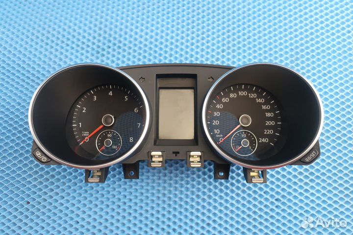 Панель приборов VW Golf 6