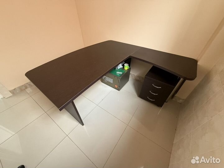 Офисный стол