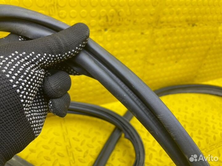 Б/У Уплотнитель крышки багажника - В хорошем