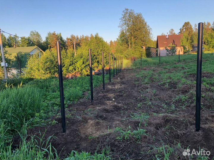 Винтовые сваи под забор с монтажом