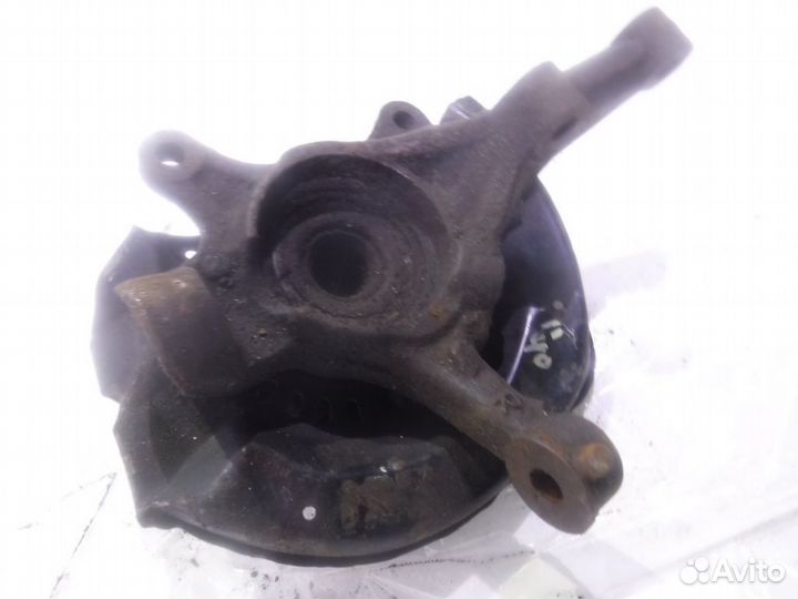 Кулак передний правый