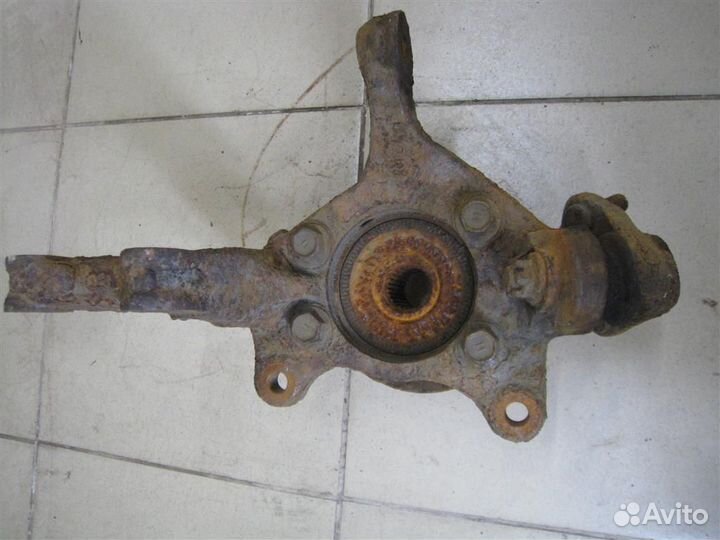 Кулак передний правый Toyota Auris E150 2010