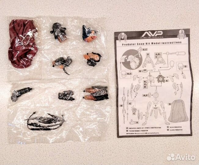 Фигурки Чужого и Хищника из фильма AvP