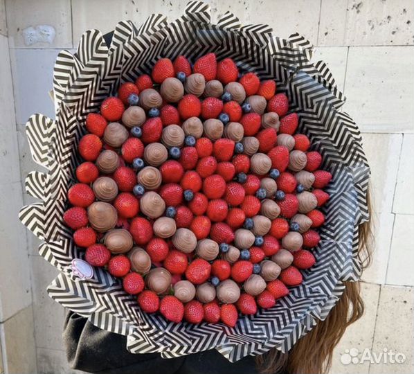 Сладкий букет из клубники