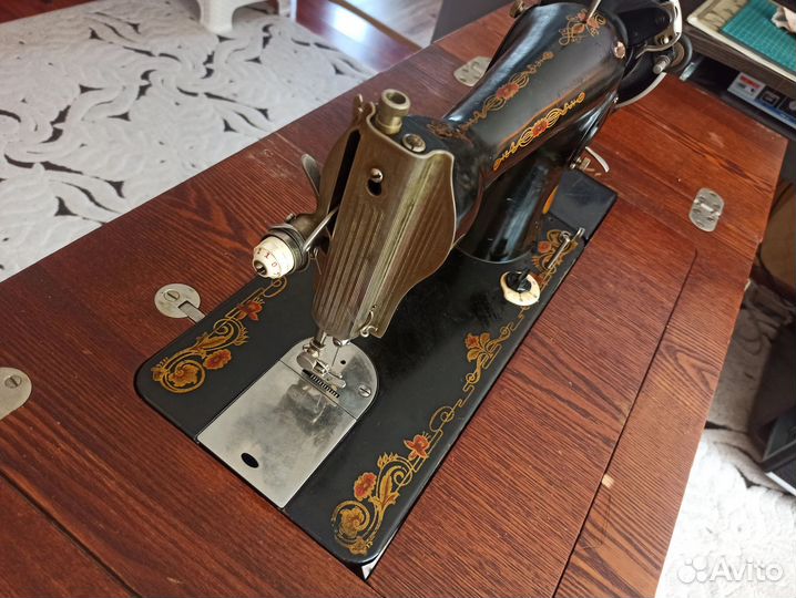 Ретро винтажная швейная машинка СССР