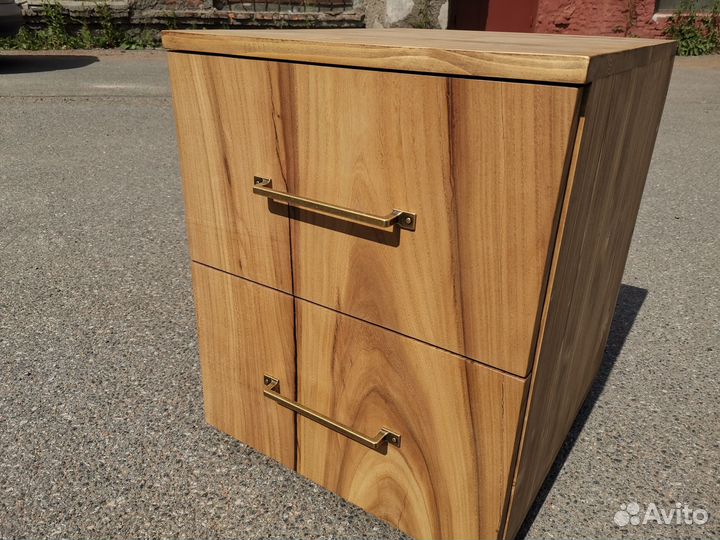 В наличии тумба из щита сосны с фасадами из слэба