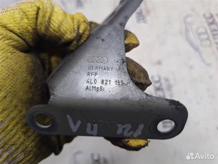 Кронштейн крепления крыла левый Audi Q7 2005