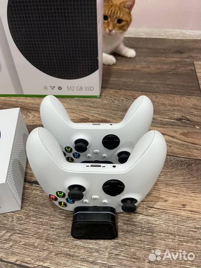 Xbox series s + геймпад + зарядное устройство