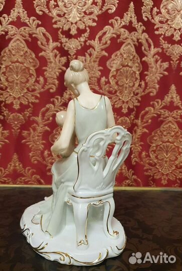 Статуэтка девушка с ребёнком