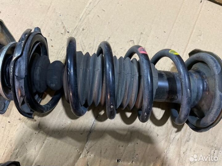 Стойка подвески передняя Daihatsu Tanto LA600S