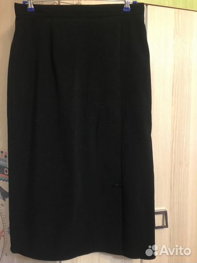 Чёрная юбка-карандаш ниже колена