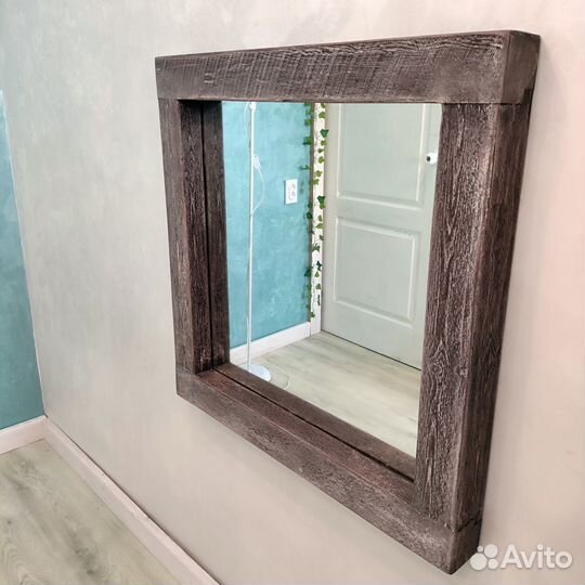 Зеркало настенное в деревянной раме
