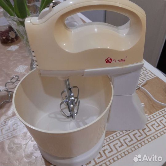 Миксер с чашей