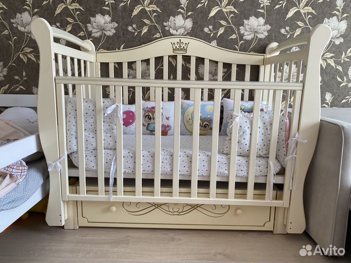 Детская кроватка с пеленальным столиком