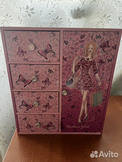 Шкафчик для украшений детский