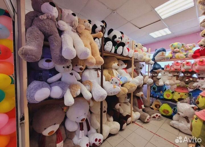 Большой плюшевый медведь