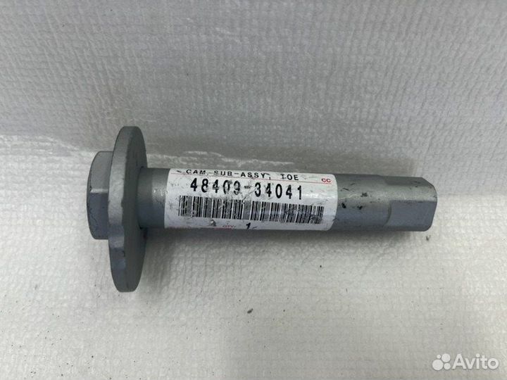 Болт развальный передний Toyota Land Cruiser 200