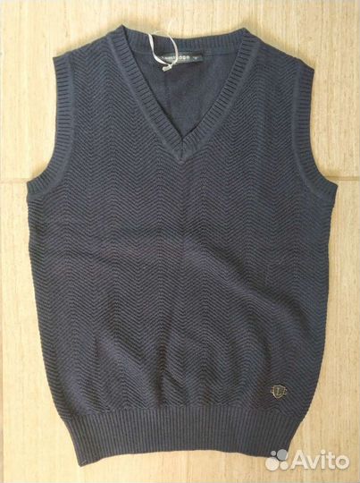Новый синий жилет для мальчика в школу, 134 р