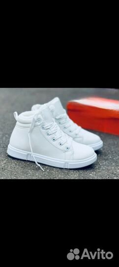 Кроссовки женские