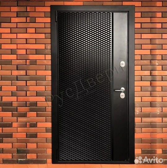Трехконтурная металлическая входная дверь