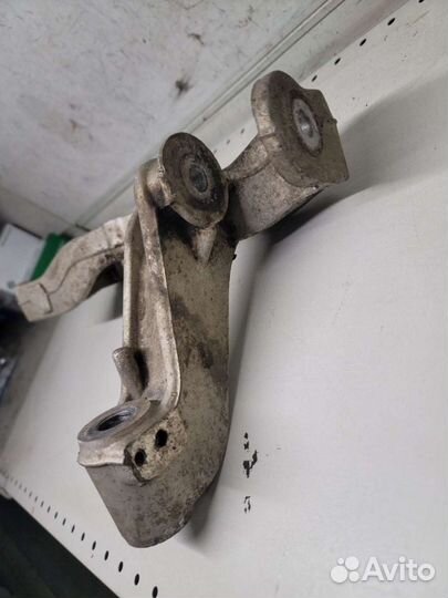 Рычаг подрамника правый Skoda Octavia A5 1Z 2004