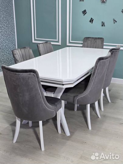 Стол и стулья в гостиную. В наличии
