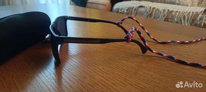 Модные очки с крепким чехлом