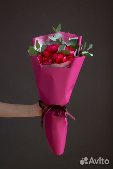 Букет из 5 бордовых пионов с эвкалиптом