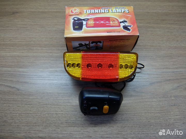 Задний фонарь со стоп-сигналом и поворотниками