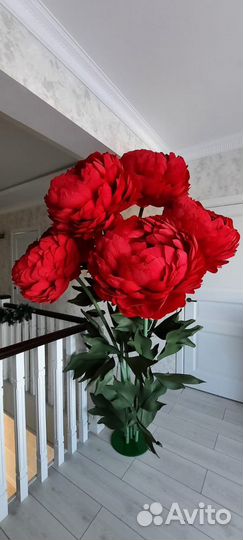 Композиция из ростовых цветов, фотозона